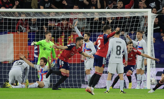 Sao dính thẻ đỏ nghiệt ngã, Barcelona ngược dòng hạ chủ nhà Osasuna - Ảnh 1.