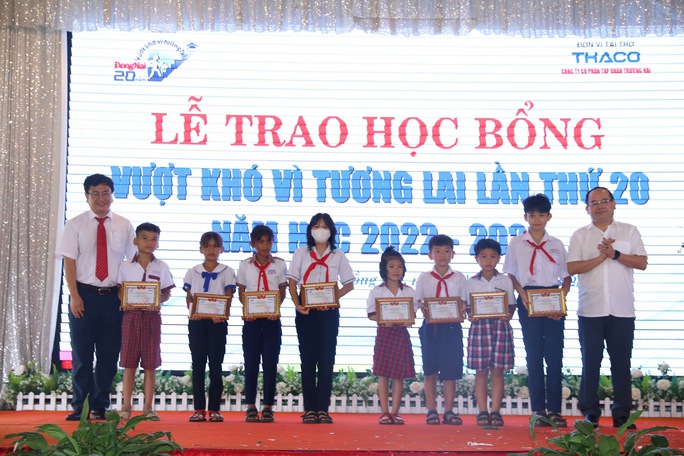 Báo Đồng Nai trao học bổng "Vượt khó vì tương lai"