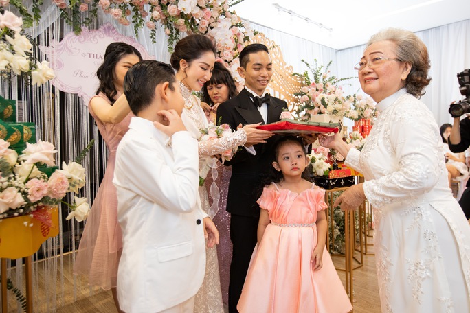 Khánh Thi khóc nức nở khi được tuyên bố "có danh phận"