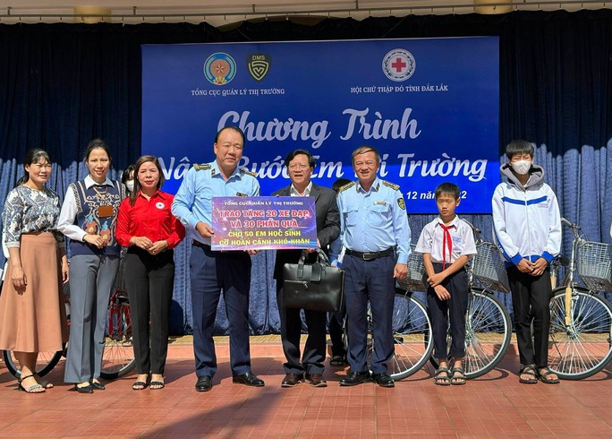 Yêu cầu giám sát xăng dầu, đảm bảo nguồn cung dịp cuối năm - Ảnh 2.