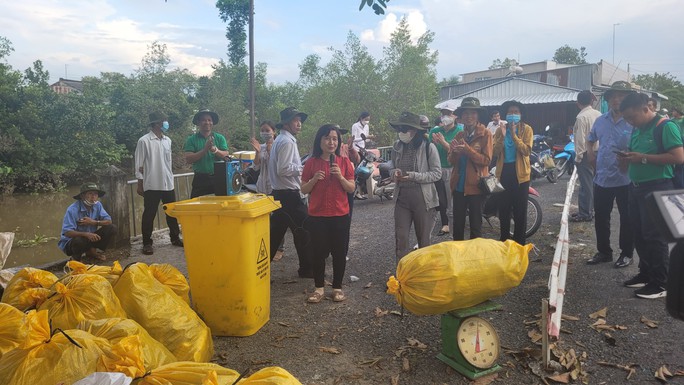 Nông dân Đồng Tháp thu gom bao bì thuốc bảo vệ thực vật - Ảnh 3.