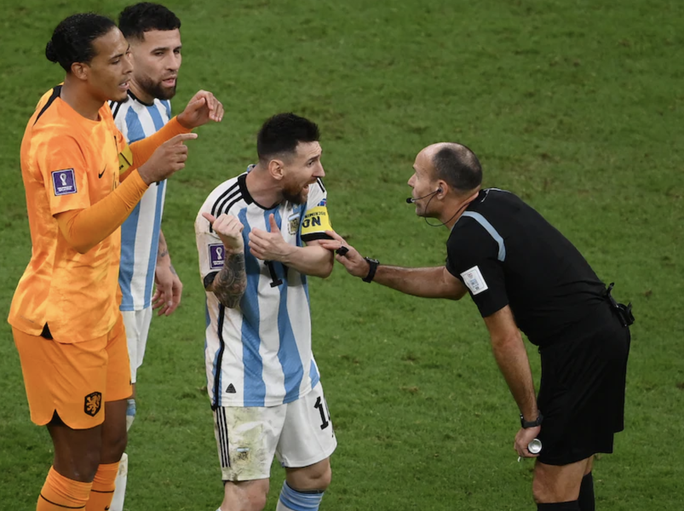 FIFA mạnh tay với trọng tài, Argentina gặp phúc tinh ở bán kết - Ảnh 1.