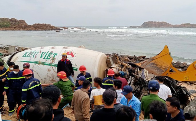 Xe trộn bê tông lao xuống biển Quy Nhơn, 3 người thương vong