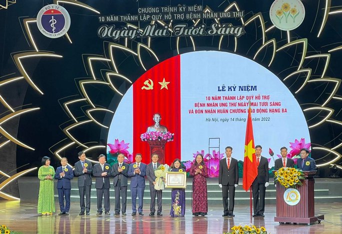 Phó Chủ tịch nước Võ Thị Ánh Xuân tặng 50 triệu cho Quỹ hỗ trợ bệnh nhân ung thư - Ảnh 1.