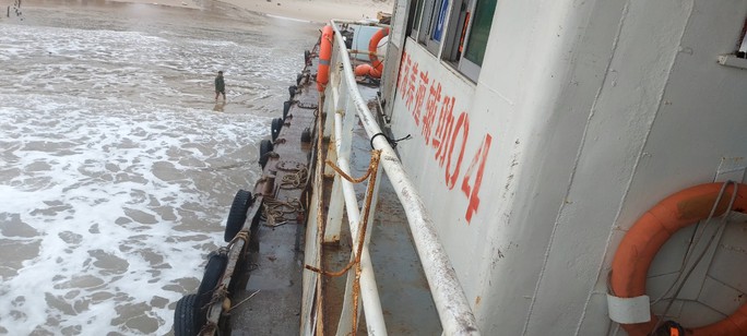 Đề xuất hướng xử lý chiếc tàu sắt tiền tỉ, không người lái dạt vào bờ biển Quảng Trị - Ảnh 3.
