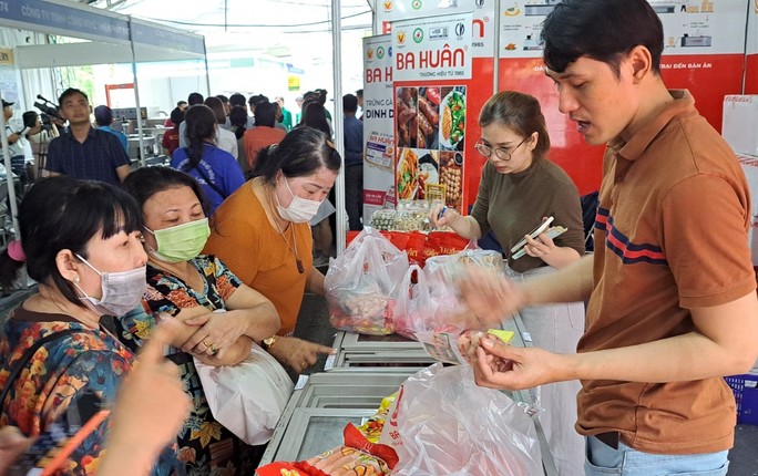 Hào hứng sắm Tết tại hội chợ nông nghiệp - Ảnh 2.