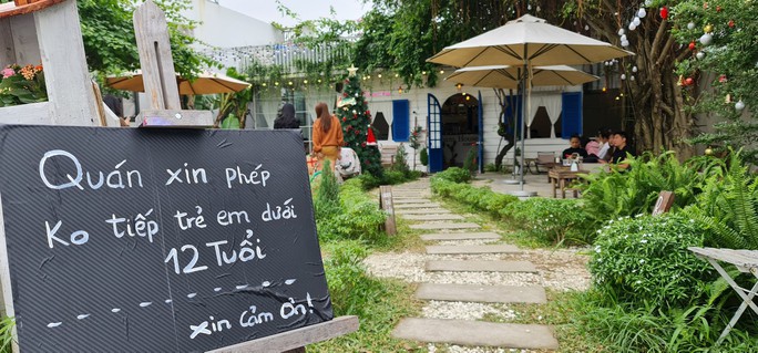 Ông chủ quán cà phê “không tiếp trẻ em dưới 12 tuổi” lên tiếng - Ảnh 2.
