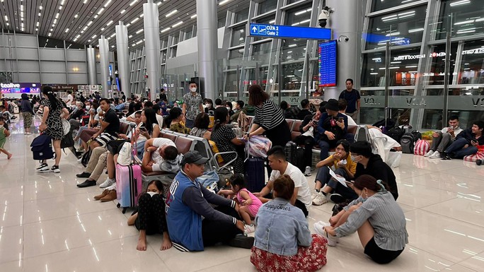 Hình ảnh hành khách “chôn chân” ở sân bay ở Phú Quốc - Ảnh 6.