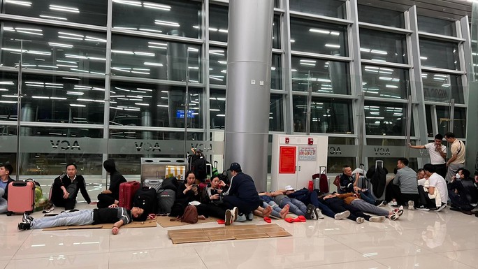 Hình ảnh hành khách “chôn chân” ở sân bay ở Phú Quốc - Ảnh 5.
