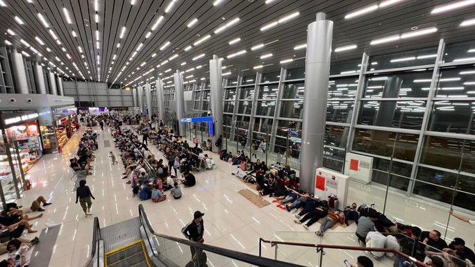 Hình ảnh hành khách “chôn chân” ở sân bay ở Phú Quốc - Ảnh 1.