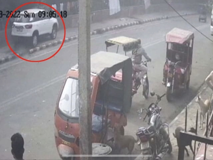 Ấn Độ: Cán xe qua người 3 đứa trẻ, tài xế bị đánh bầm dập - Ảnh 1.