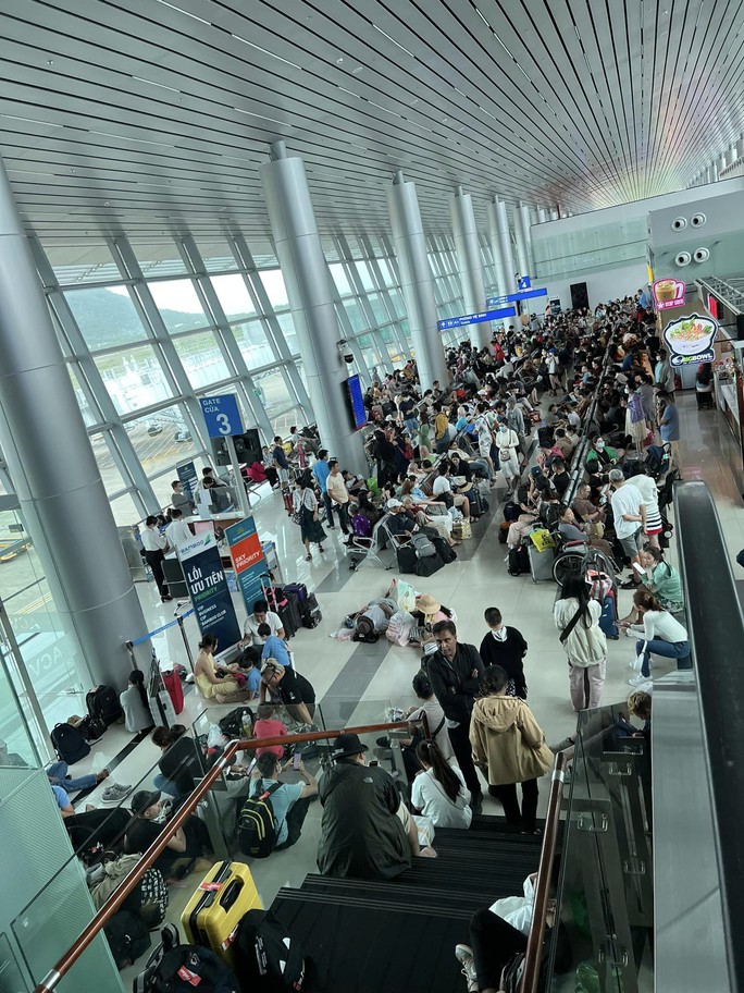 Hình ảnh hành khách “chôn chân” ở sân bay ở Phú Quốc - Ảnh 2.