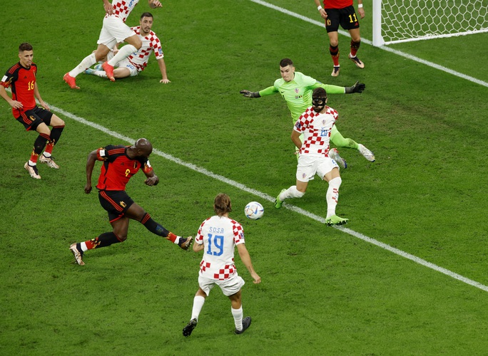 Lukaku hóa chân gỗ, bỏ lỡ cơ hội ghi bàn cho tuyển Bỉ - Ảnh 6.