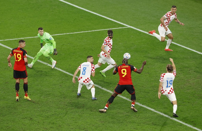 Lukaku hóa chân gỗ, bỏ lỡ cơ hội ghi bàn cho tuyển Bỉ - Ảnh 5.