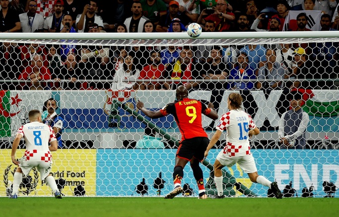 Lukaku hóa chân gỗ, bỏ lỡ cơ hội ghi bàn cho tuyển Bỉ - Ảnh 4.