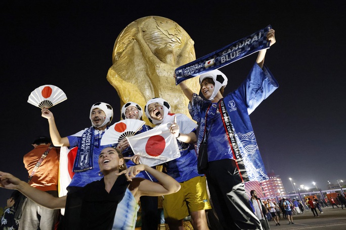 Khoảnh khắc khó quên của cổ động viên Nhật Bản sau chiến thắng lịch sử - Ảnh 3.