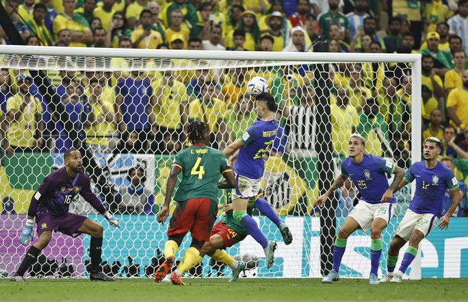 Thua sốc Cameroon, Brazil thẳng tiến vòng 1/8 - Ảnh 1.