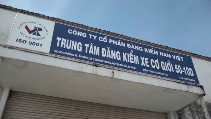 Hình ảnh bắt giữ, khám xét ở hàng loạt trung tâm đăng kiểm - Ảnh 12.