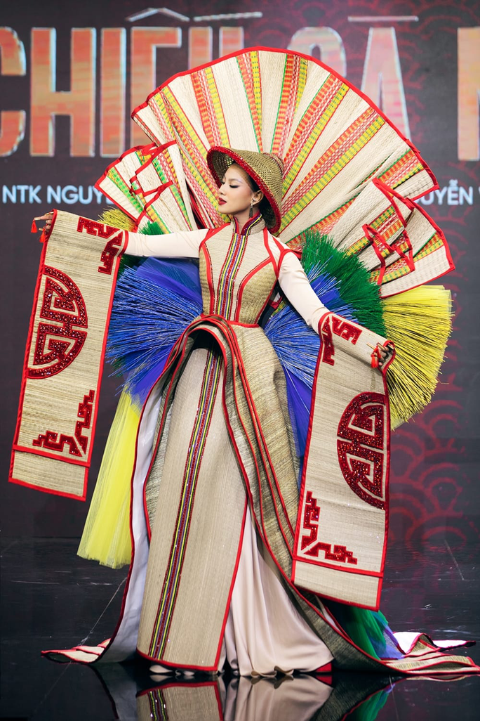 Ngọc Châu đem trang phục Chiếu Cà Mau đến Hoa hậu Hoàn vũ 2022 - Ảnh 3.