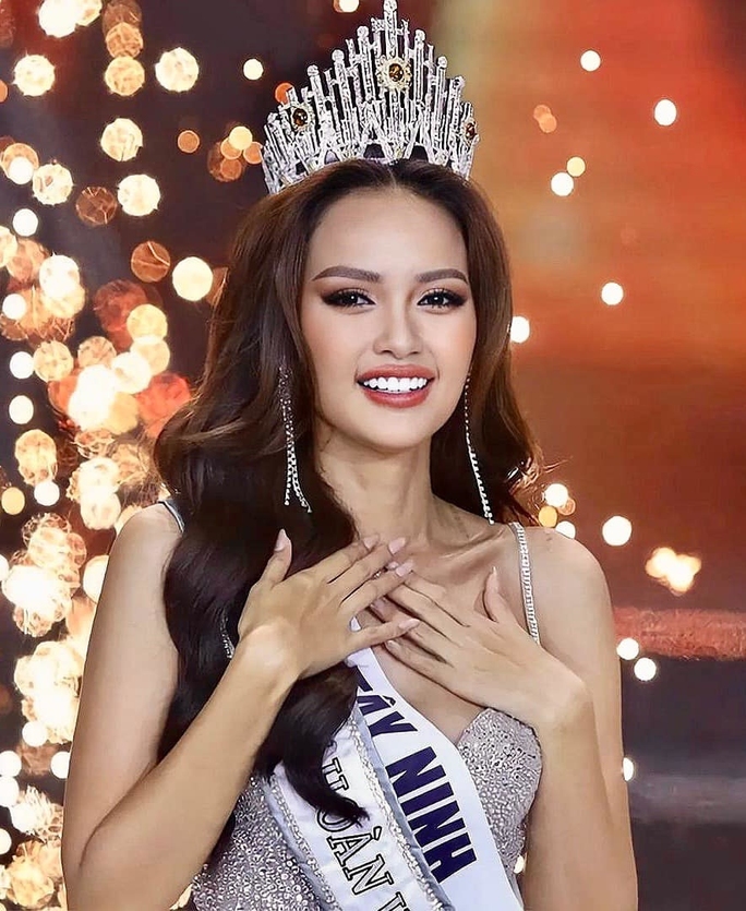 Ngọc Châu đem trang phục Chiếu Cà Mau đến Hoa hậu Hoàn vũ 2022 - Ảnh 1.