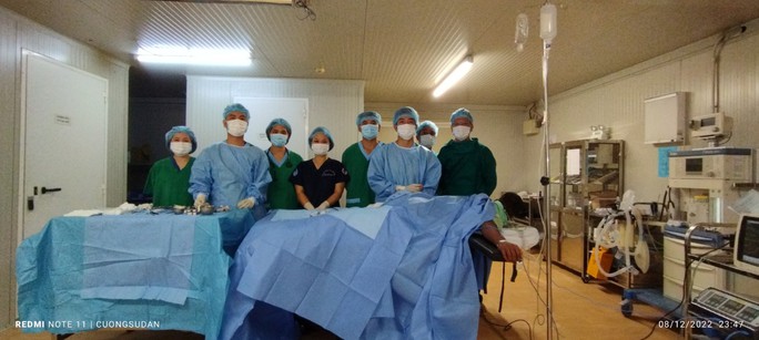 Bệnh viện dã chiến mũ nồi xanh Việt Nam đại phẫu cứu sống 2 bệnh nhân - Ảnh 1.
