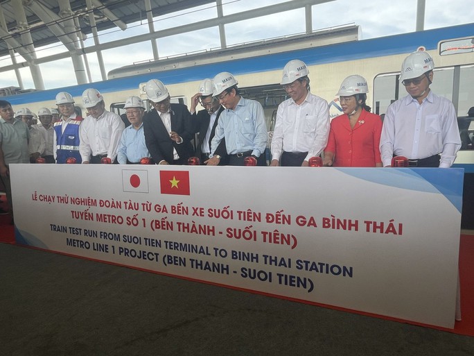 Hào hứng trải nghiệm tàu metro 1 dạo phố - Ảnh 1.