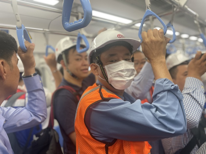 Hào hứng trải nghiệm tàu metro 1 dạo phố - Ảnh 2.