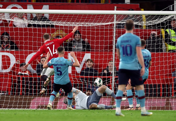 Báo chí Anh ngợi ca, fan Man United phát cuồng với pha ghi bàn của Rashford