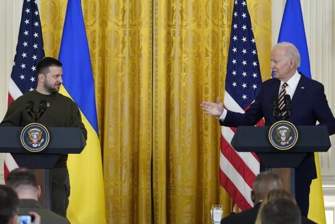 Tiết lộ món quà đặc biệt tổng thống Ukraine tặng tổng thống Mỹ - Ảnh 1.
