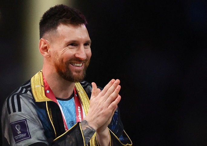 CLIP: Tượng Messi được chế tác với tư thế nhạy cảm ở Barcelona - Ảnh 3.