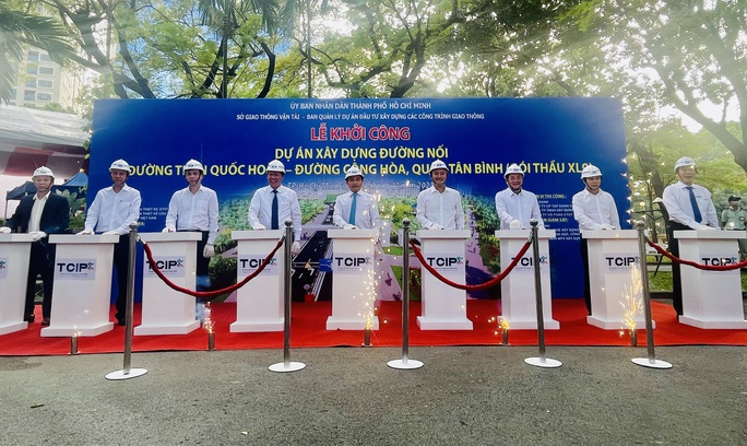Khởi công dự án giảm kẹt xe khu vực sân bay Tân Sơn Nhất - Ảnh 1.