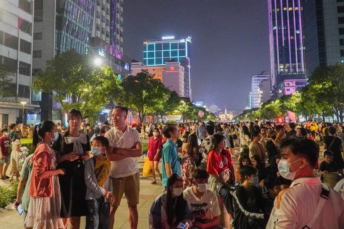 Trung tâm TP HCM kẹt xe, đông nghẹt người trong đêm Giáng sinh - Ảnh 3.