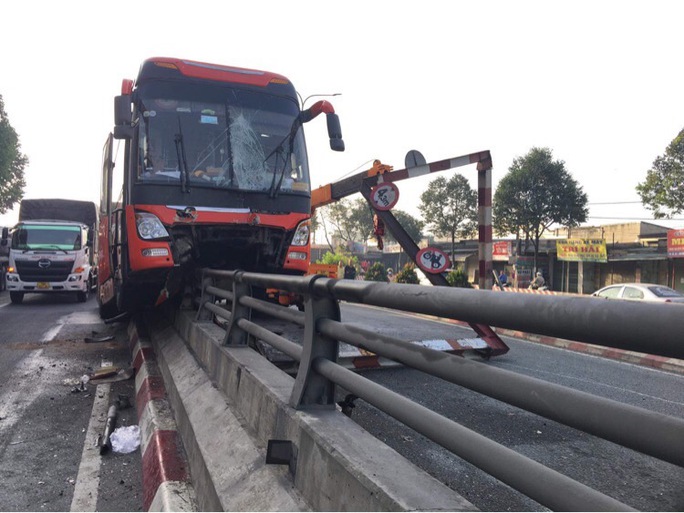 Xe giường nằm toác đầu, làm xiếc tại hầm chui ngã tư Vũng Tàu  - Ảnh 1.