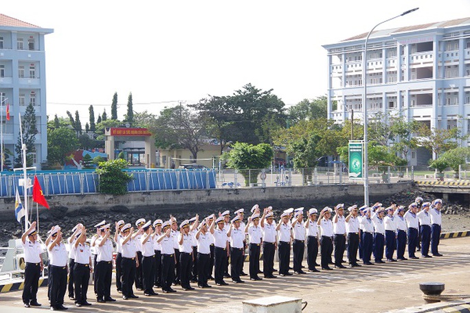 Mang mùa xuân đến với cán bộ, chiến sĩ Nhà giàn DK1 - Ảnh 5.