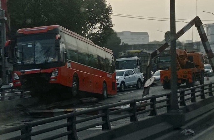 Xe giường nằm toác đầu, làm xiếc tại hầm chui ngã tư Vũng Tàu  - Ảnh 3.