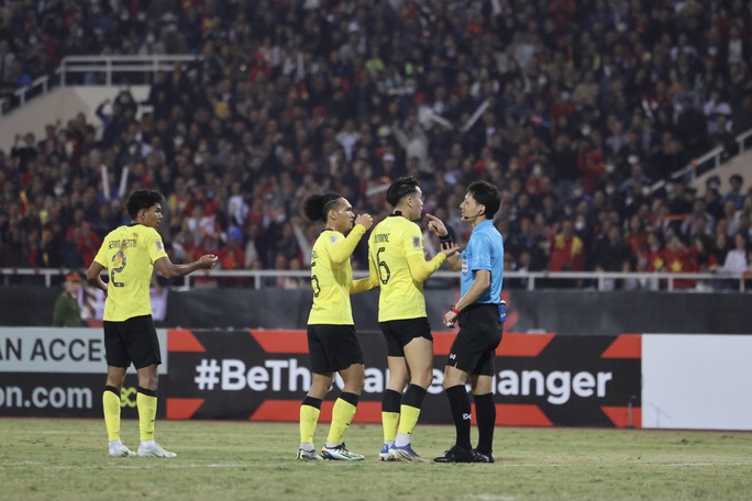 Việt Nam - Malaysia 3-0: Vì sao tuyển Việt Nam được hưởng phạt đền, cầu thủ Malaysia bị thẻ đỏ? - Ảnh 2.