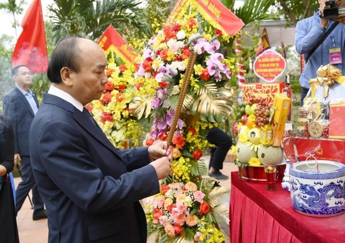 Chủ tịch nước dâng hương tưởng niệm nữ sĩ Hồ Xuân Hương - Ảnh 1.