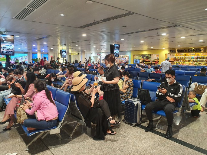 Nhiều chuyến bay phải bay vòng trước khi hạ cánh sân bay Tân Sơn Nhất do mưa lớn - Ảnh 1.