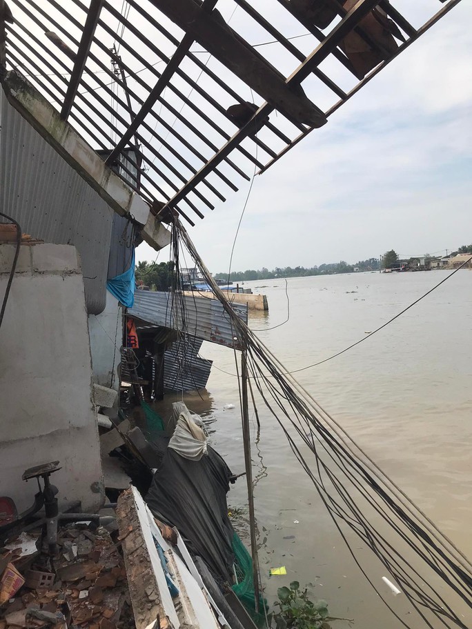 CLIP: Lại xảy ra sạt lở kinh hoàng ở Vĩnh Long, bờ kè đang thi công sụp xuống sông - Ảnh 5.