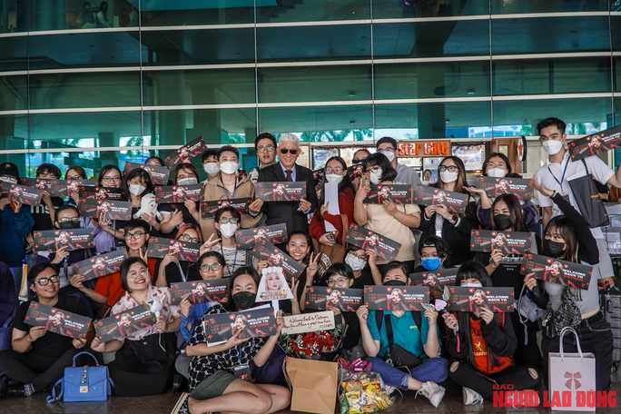 Hình ảnh fan Việt chào đón CL (2NE1) tại sân bay Tân Sơn Nhất - Ảnh 3.