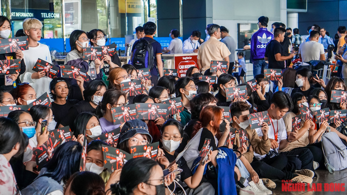 Hình ảnh fan Việt chào đón CL (2NE1) tại sân bay Tân Sơn Nhất - Ảnh 1.