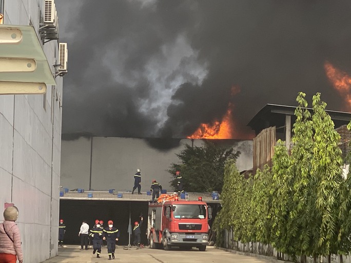 Cháy lớn tại công ty nhựa ở KCN Hòa Khánh, Đà Nẵng - Ảnh 1.