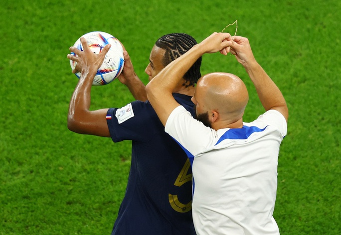 Trận Pháp - Ba Lan: Hy hữu tuyển thủ Pháp đeo trang sức lúc thi đấu - Ảnh 7.