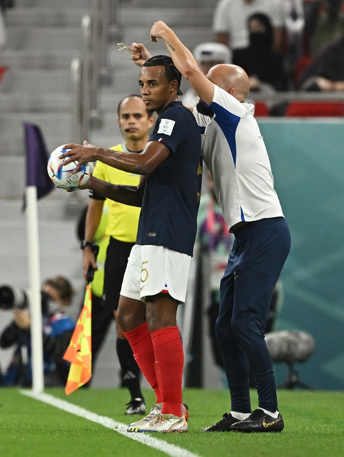 Trận Pháp - Ba Lan: Hy hữu tuyển thủ Pháp đeo trang sức lúc thi đấu - Ảnh 6.