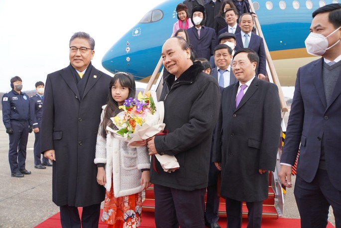 Chủ tịch nước Nguyễn Xuân Phúc đến Seoul, bắt đầu chuyến thăm Hàn Quốc - Ảnh 3.