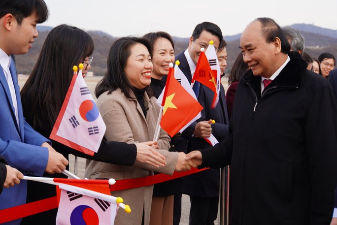 Chủ tịch nước Nguyễn Xuân Phúc đến Seoul, bắt đầu chuyến thăm Hàn Quốc - Ảnh 4. Chủ tịch nước Nguyễn Xuân Phúc đến Seoul, bắt đầu chuyến thăm Hàn Quốc - Ảnh 4.