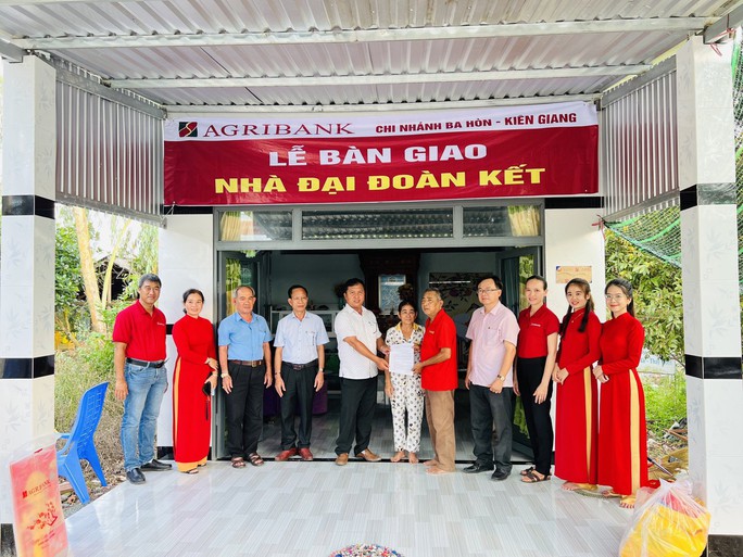Agribank Kiên Giang tặng 20 căn nhà đại đoàn kết cho hộ nghèo - Ảnh 3.