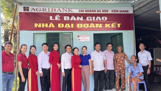 Agribank Kiên Giang tặng 20 căn nhà đại đoàn kết cho hộ nghèo - Ảnh 5.