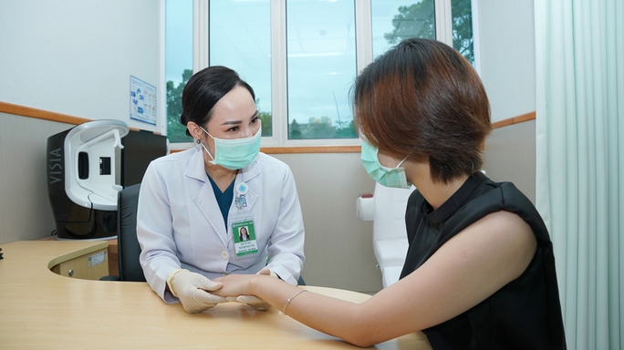 Bị nhiễm trùng hành hạ do tự ý bôi thuốc - Ảnh 1.