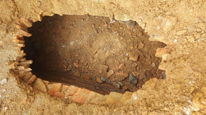 Đào móng xây trường, phát hiện mộ cổ thời Hán hàng ngàn năm - Ảnh 1.